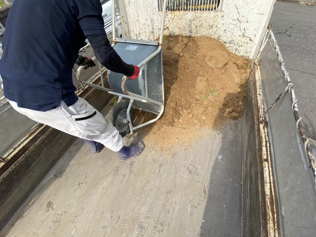 【高松市Ｈ様邸】雑草撤去・植栽撤去＆移設🌱雑草対策工事着工⛑ (株)カインズガーデン｜香川県の庭リフォーム，庭仕舞い