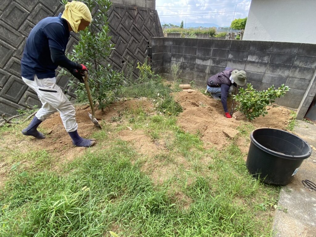 【高松市Ｈ様邸】雑草撤去・植栽撤去＆移設🌱雑草対策工事着工⛑ (株)カインズガーデン｜香川県の庭リフォーム，庭仕舞い