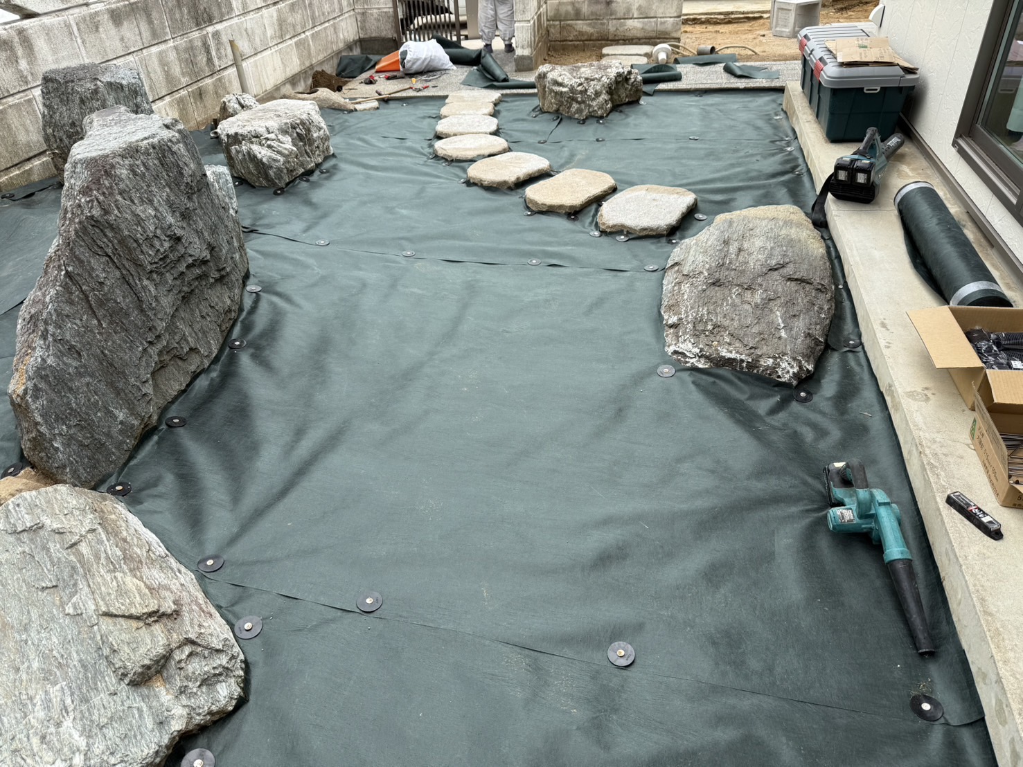 【綾川町ＭＩ様邸】枯山水のお庭や裏庭の雑草対策完了✨駐車場周辺のコンクリート打設も完了 (株)カインズガーデン｜香川県の庭リフォーム工事