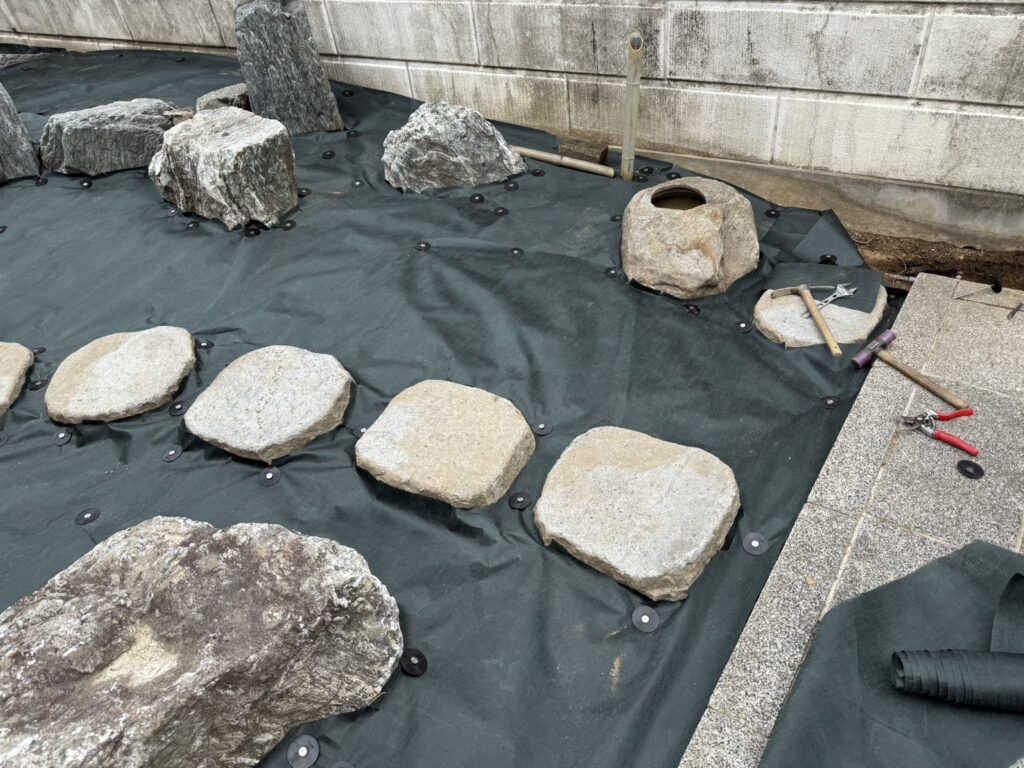 【綾川町ＭＩ様邸】枯山水のお庭や裏庭の雑草対策完了✨駐車場周辺のコンクリート打設も完了 (株)カインズガーデン｜香川県の庭リフォーム工事