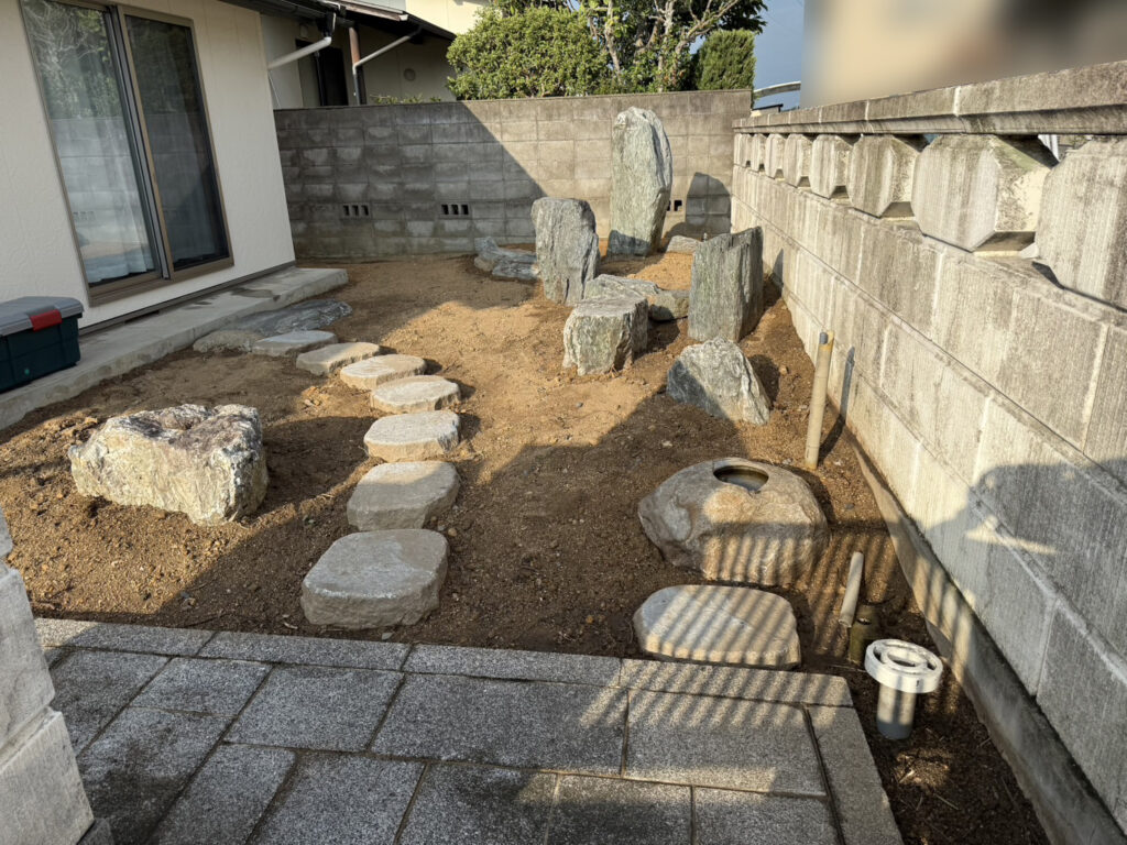 【綾川町ＭＩ様邸】庭石を活かし、風情あるお庭へ✨庭石再配置完了 (株)カインズガーデン｜香川の庭リフォーム工事，庭仕舞い