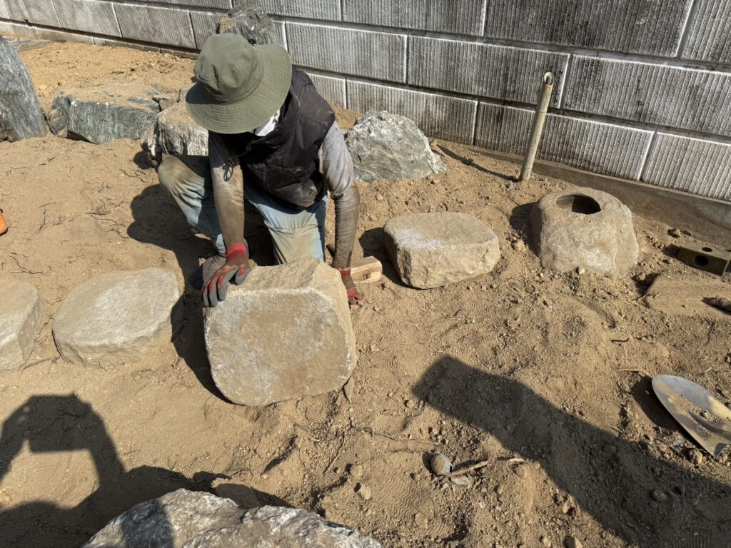 【綾川町ＭＩ様邸】庭石を活かし、風情あるお庭へ✨庭石再配置完了 (株)カインズガーデン｜香川の庭リフォーム工事，庭仕舞い