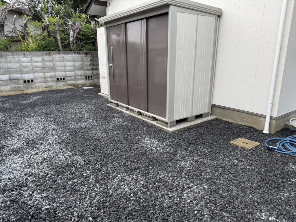 【綾川町ＭＩ様邸】風情ある枯山水風雑草対策✨カッコイイ駐車場や物置㊗完工 (株)カインズガーデン｜香川の庭リフォーム工事，庭仕舞い
