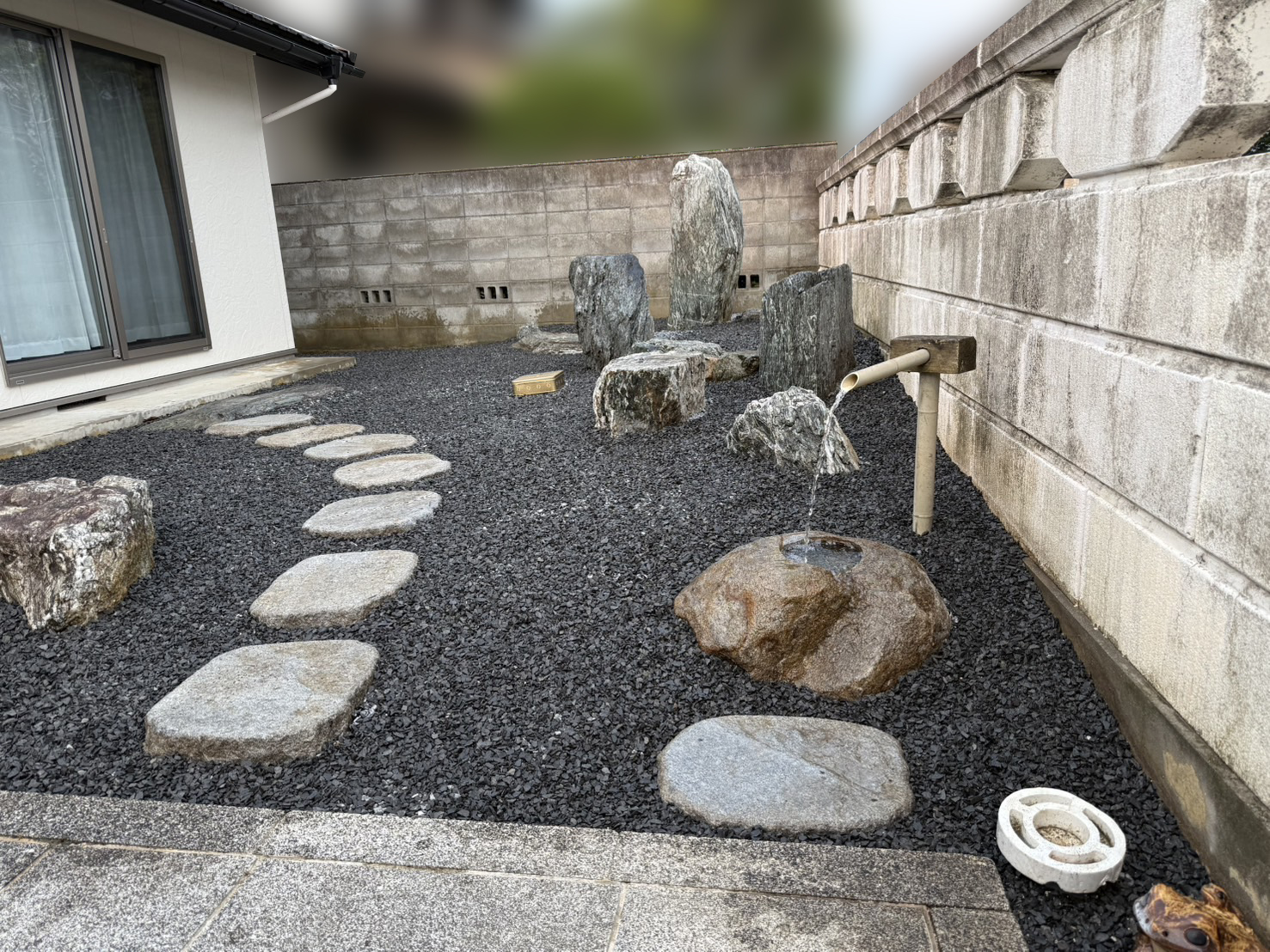 【綾川町ＭＩ様邸】風情ある枯山水風雑草対策✨カッコイイ駐車場や物置㊗完工 (株)カインズガーデン｜香川の庭リフォーム工事，庭仕舞い