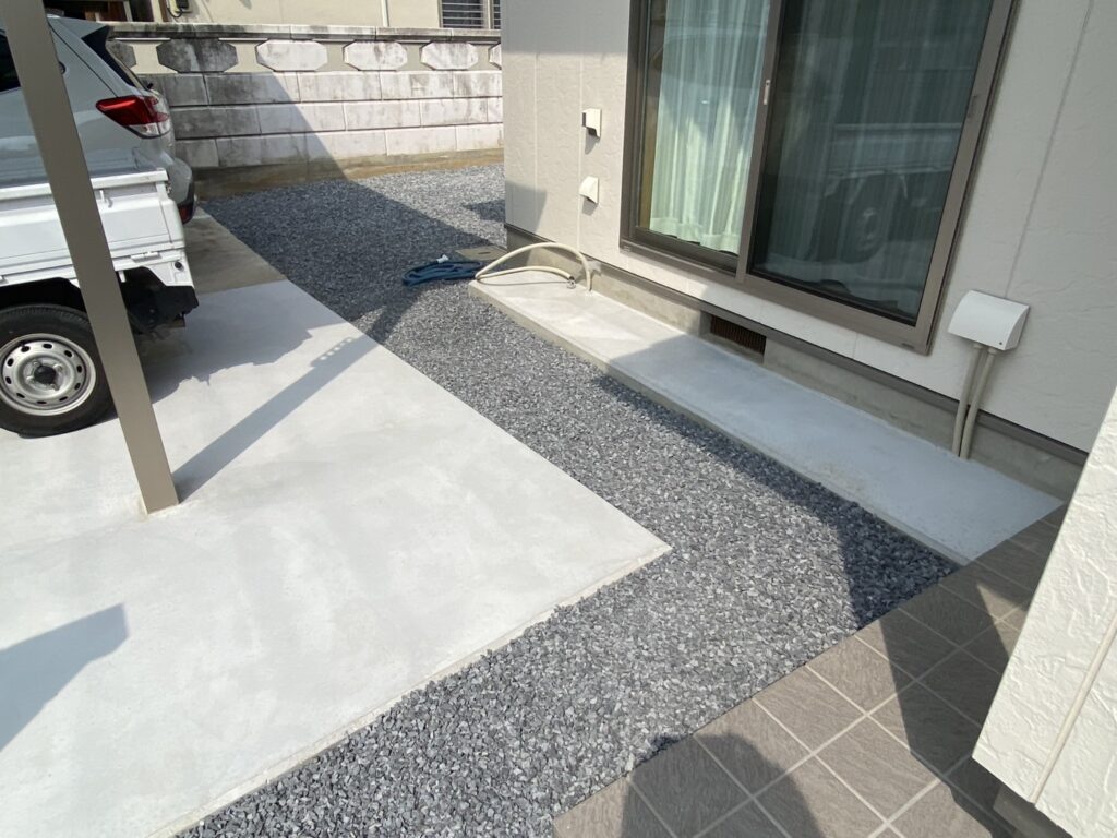 【綾川町ＭＩ様邸】風情ある枯山水風雑草対策✨カッコイイ駐車場や物置㊗完工 (株)カインズガーデン｜香川の庭リフォーム工事，庭仕舞い