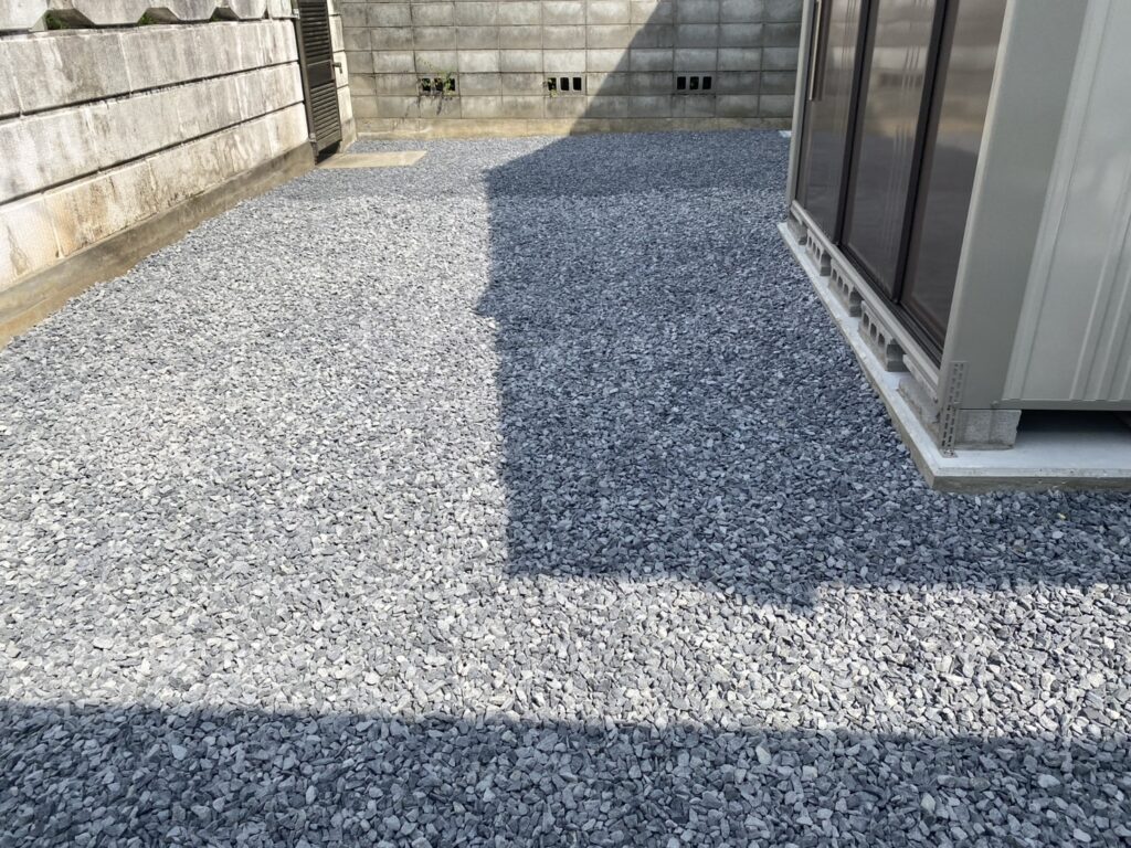 【綾川町ＭＩ様邸】風情ある枯山水風雑草対策✨カッコイイ駐車場や物置㊗完工 (株)カインズガーデン｜香川の庭リフォーム工事，庭仕舞い
