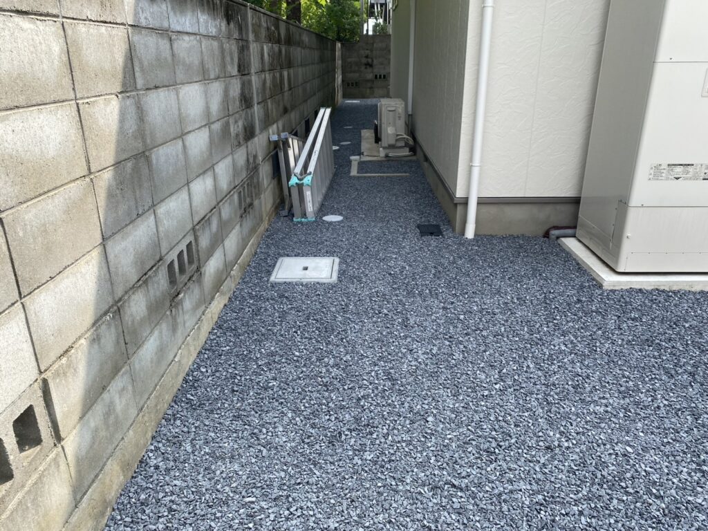 【綾川町ＭＩ様邸】風情ある枯山水風雑草対策✨カッコイイ駐車場や物置㊗完工 (株)カインズガーデン｜香川の庭リフォーム工事，庭仕舞い