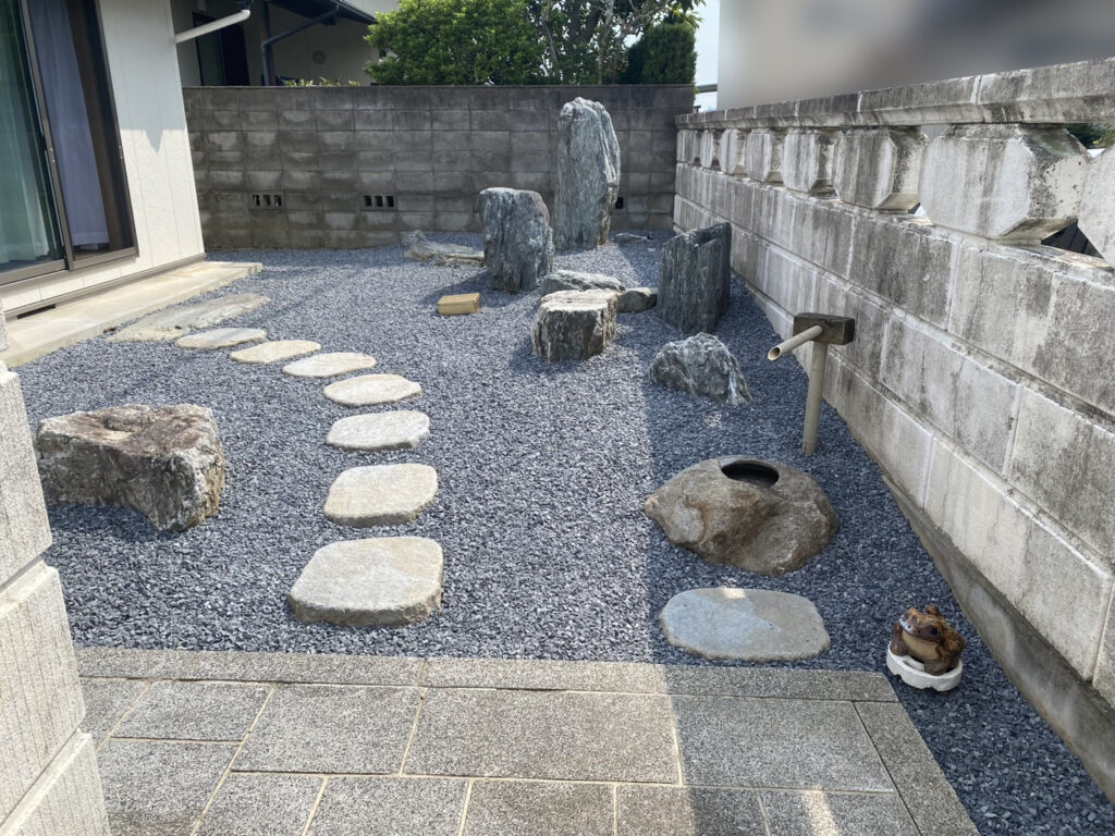 【綾川町ＭＩ様邸】風情ある枯山水風雑草対策✨カッコイイ駐車場や物置㊗完工 (株)カインズガーデン｜香川の庭リフォーム工事，庭仕舞い