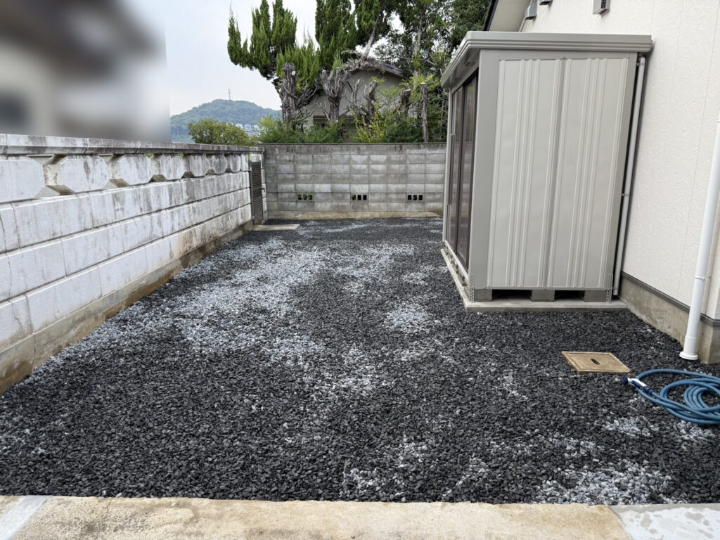 【綾川町ＭＩ様邸】風情ある枯山水風雑草対策✨カッコイイ駐車場や物置㊗完工 (株)カインズガーデン｜香川の庭リフォーム工事，庭仕舞い