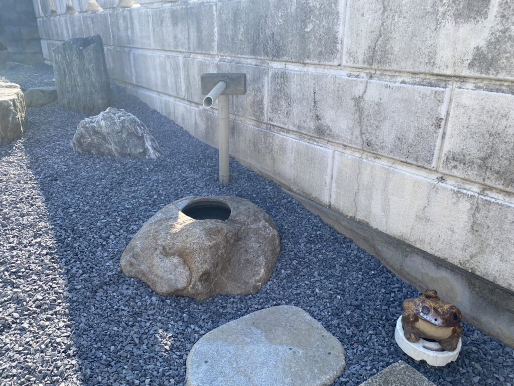 【綾川町ＭＩ様邸】風情ある枯山水風雑草対策✨カッコイイ駐車場や物置㊗完工 (株)カインズガーデン｜香川の庭リフォーム工事，庭仕舞い