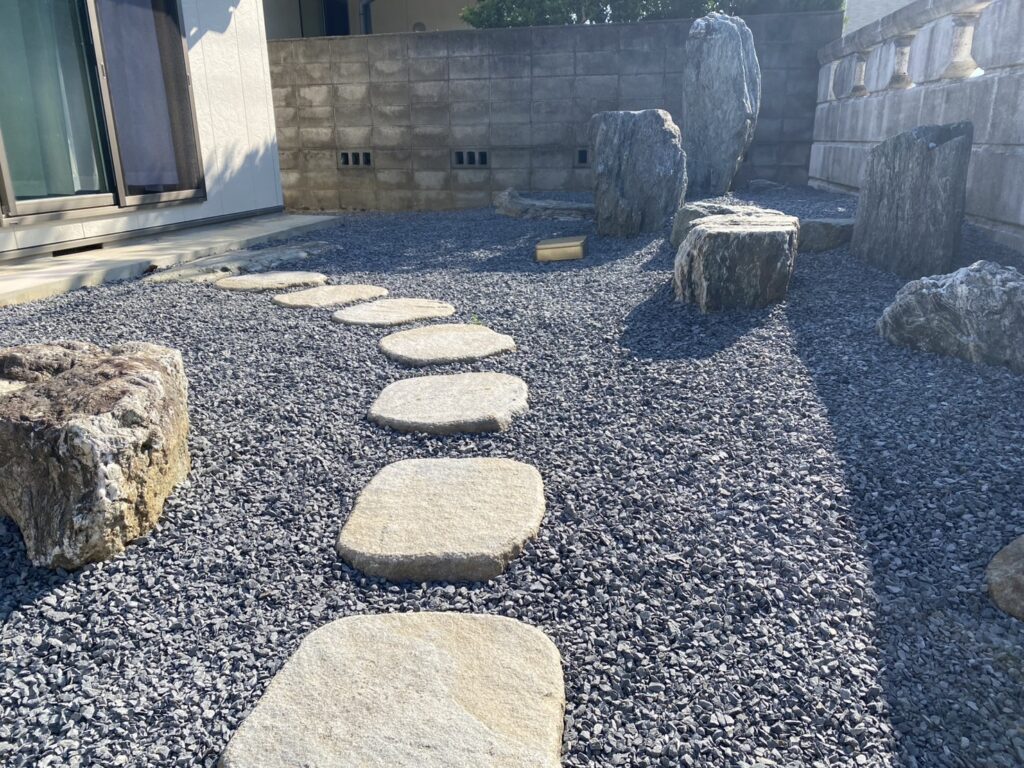 【綾川町ＭＩ様邸】風情ある枯山水風雑草対策✨カッコイイ駐車場や物置㊗完工 (株)カインズガーデン｜香川の庭リフォーム工事，庭仕舞い
