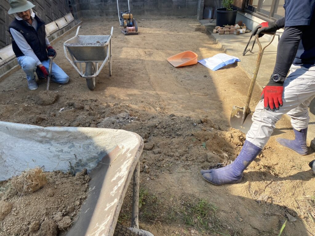 【高松市Ｈ様邸】雑草や土の撤去処分完了✨雑草対策工事でスッキリ綺麗に㊗完工 (株)カインズガーデン｜香川県の庭仕舞い工事