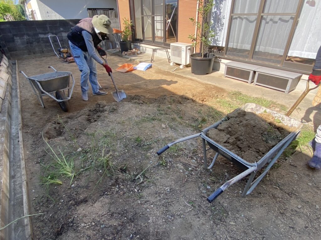 【高松市Ｈ様邸】雑草や土の撤去処分完了✨雑草対策工事でスッキリ綺麗に㊗完工 (株)カインズガーデン｜香川県の庭仕舞い工事