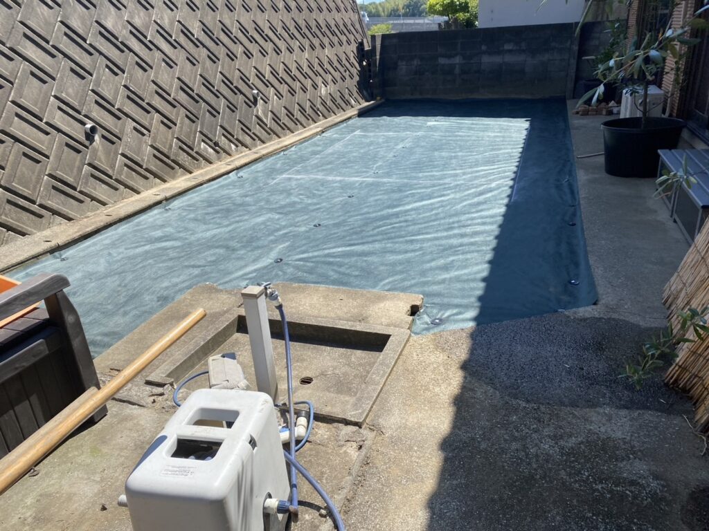 【高松市Ｈ様邸】雑草や土の撤去処分完了✨雑草対策工事でスッキリ綺麗に㊗完工 (株)カインズガーデン｜香川県の庭仕舞い工事