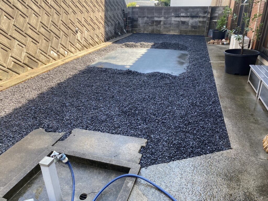 【高松市Ｈ様邸】雑草や土の撤去処分完了✨雑草対策工事でスッキリ綺麗に㊗完工 (株)カインズガーデン｜香川県の庭仕舞い工事