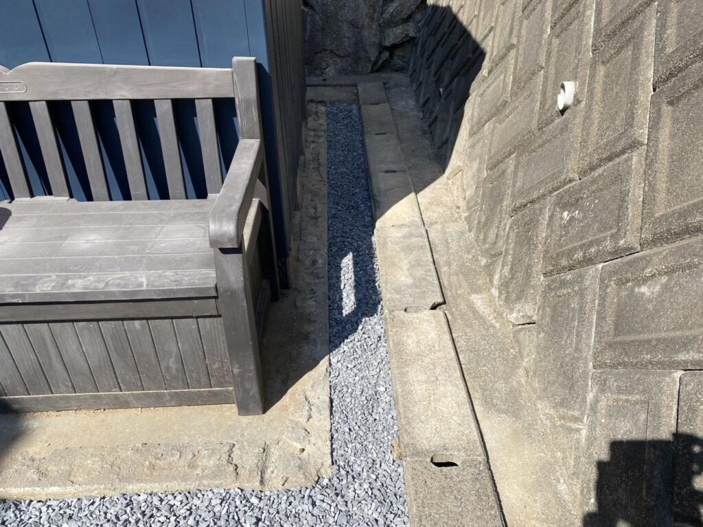 【高松市Ｈ様邸】雑草や土の撤去処分完了✨雑草対策工事でスッキリ綺麗に㊗完工 (株)カインズガーデン｜香川県の庭仕舞い工事