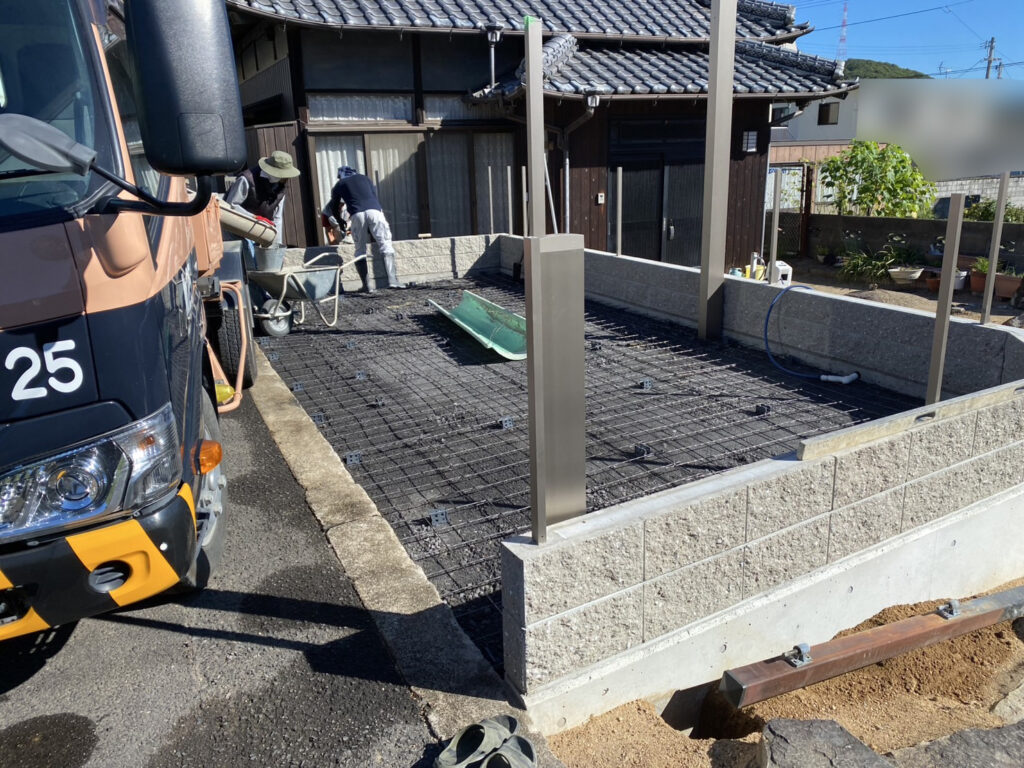 【綾川町ＭＯ様邸】新しい駐車場の土間コンクリート打設完了＆石張り復旧 (株)カインズガーデン｜香川県の庭リフォーム工事