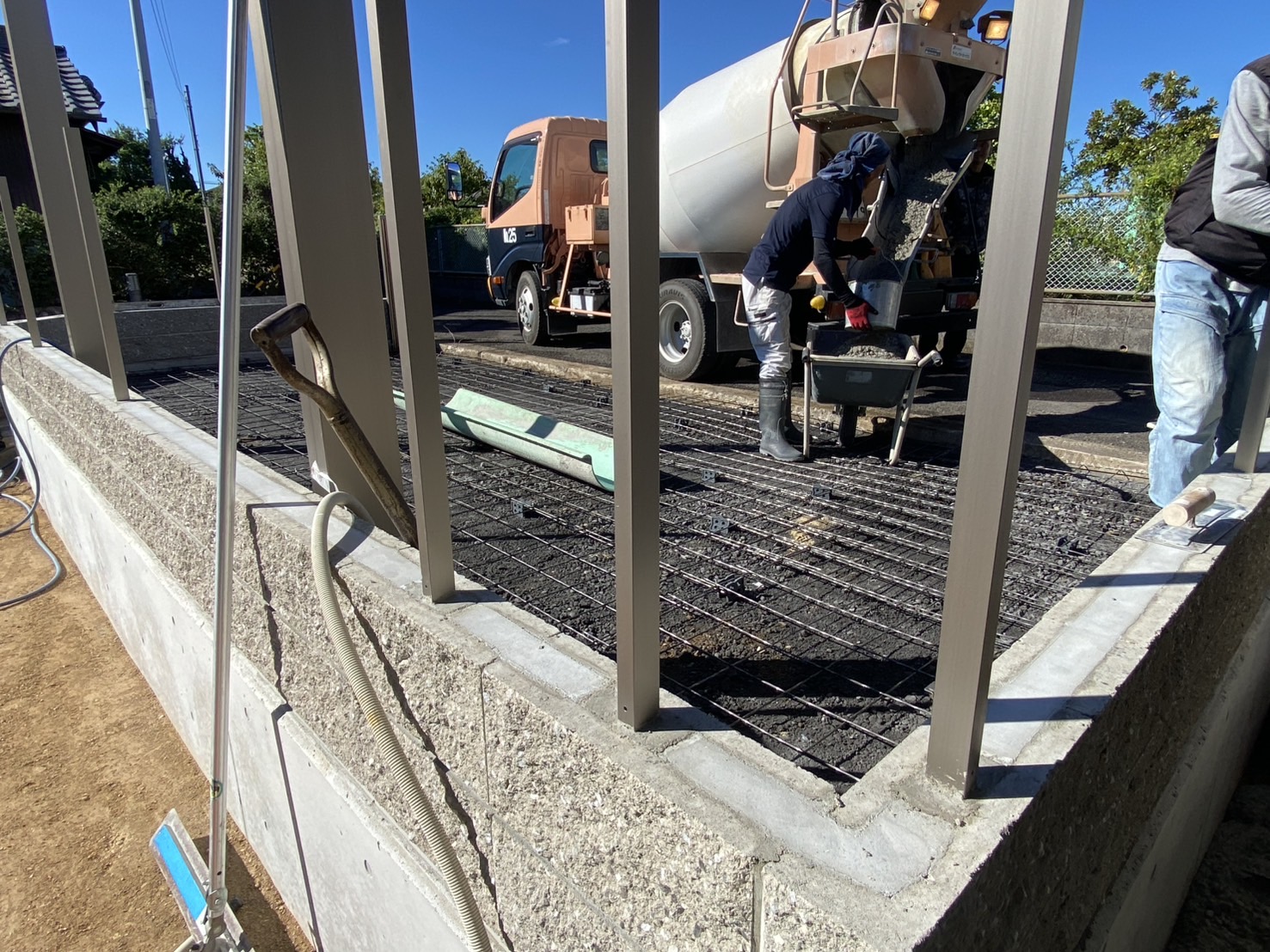 【綾川町ＭＯ様邸】新しい駐車場の土間コンクリート打設完了＆石張り復旧 (株)カインズガーデン｜香川県の庭リフォーム工事