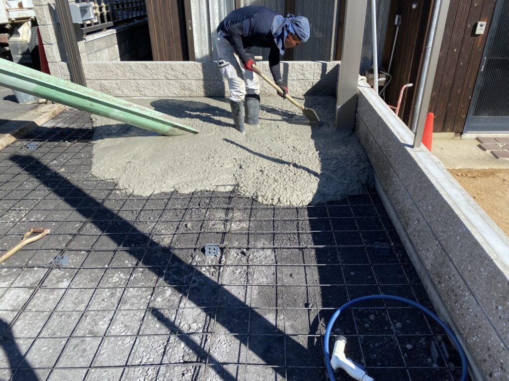 【綾川町ＭＯ様邸】新しい駐車場の土間コンクリート打設完了＆石張り復旧 (株)カインズガーデン｜香川県の庭リフォーム工事