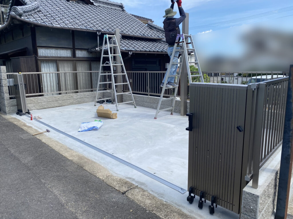 【綾川町ＭＯ様邸】新・駐車場周りのフェンスや門扉・カーポート仕上げ中 (株)カインズガーデン｜香川県の庭リフォーム工事