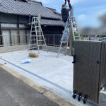 【綾川町ＭＯ様邸】新・駐車場周りのフェンスや門扉・カーポート仕上げ中 (株)カインズガーデン｜香川県の庭リフォーム工事