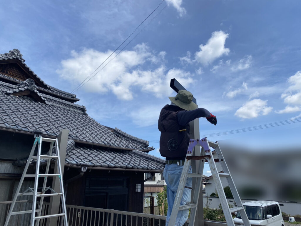 【綾川町ＭＯ様邸】新・駐車場周りのフェンスや門扉・カーポート仕上げ中 (株)カインズガーデン｜香川県の庭リフォーム工事