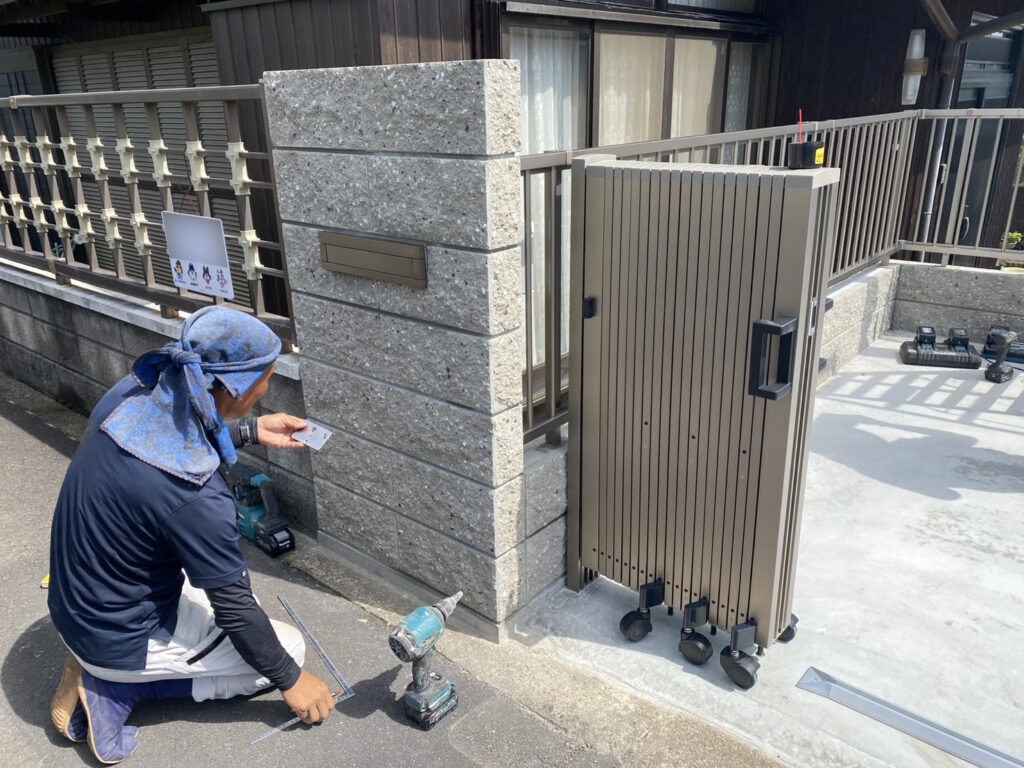 【綾川町ＭＯ様邸】新・駐車場周りのフェンスや門扉・カーポート仕上げ中 (株)カインズガーデン｜香川県の庭リフォーム工事