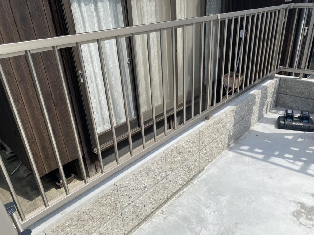 【綾川町ＭＯ様邸】新・駐車場周りのフェンスや門扉・カーポート仕上げ中 (株)カインズガーデン｜香川県の庭リフォーム工事