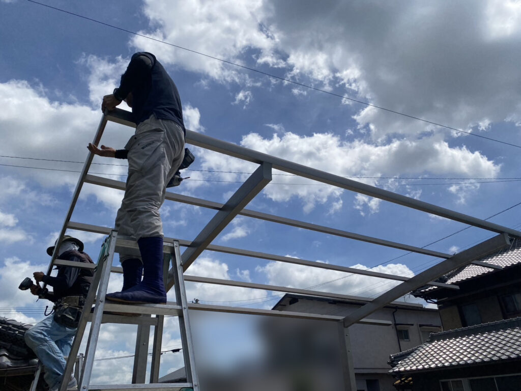 【綾川町ＭＯ様邸】新・駐車場周りのフェンスや門扉・カーポート仕上げ中 (株)カインズガーデン｜香川県の庭リフォーム工事