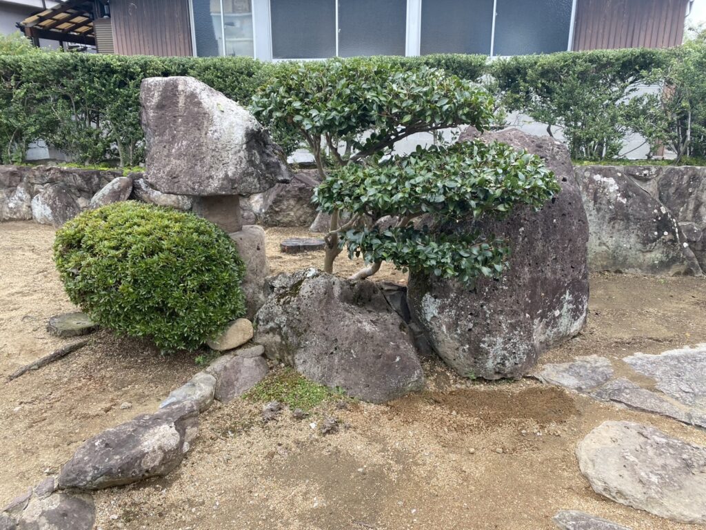 【綾川町ＭＯ様邸】新・駐車場周りのフェンスや門扉・カーポート仕上げ中 (株)カインズガーデン｜香川県の庭リフォーム工事