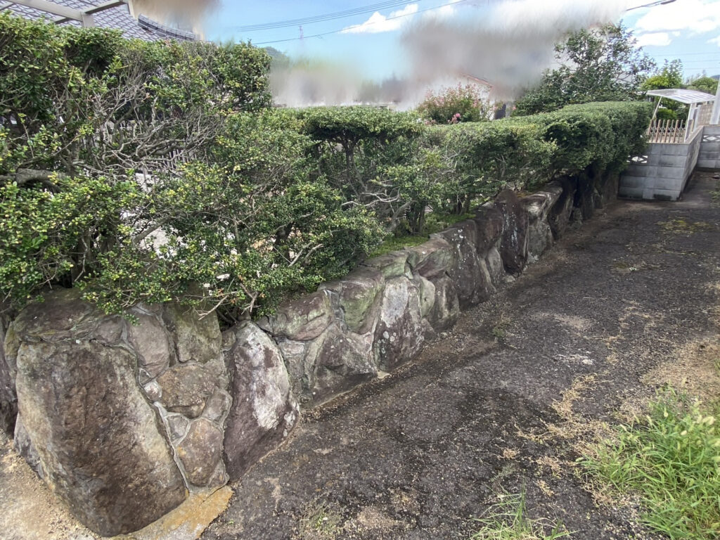 【綾川町ＭＯ様邸】新・駐車場周りのフェンスや門扉・カーポート仕上げ中 (株)カインズガーデン｜香川県の庭リフォーム工事