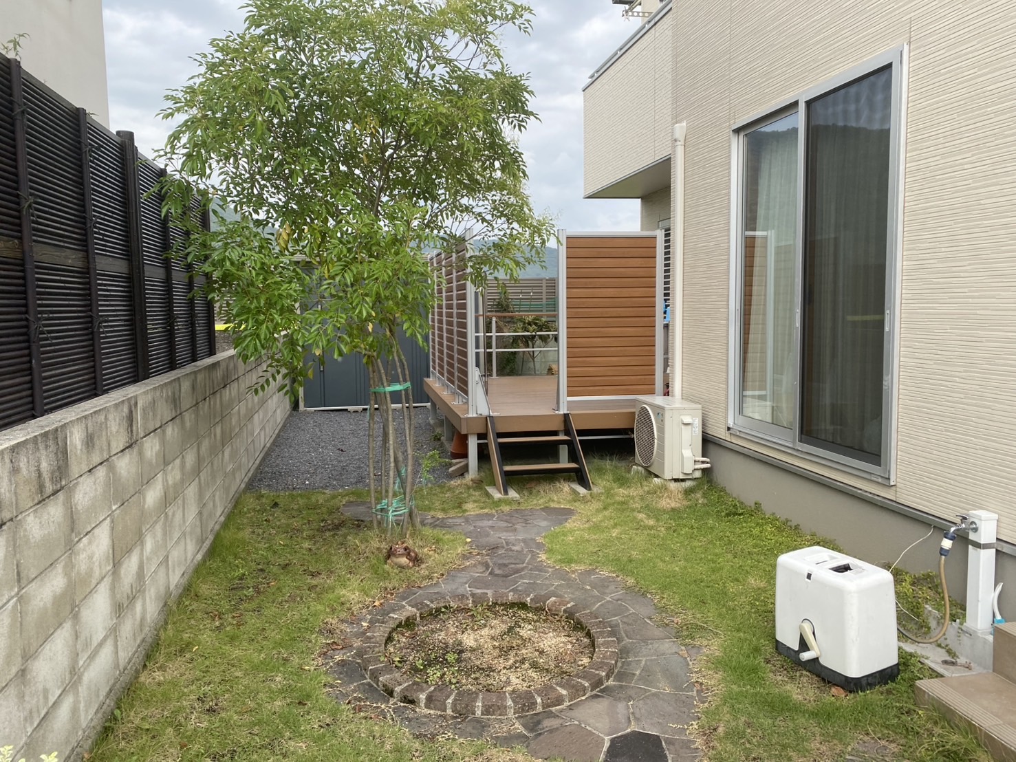 【坂出市Ａ様邸】カーポートとテラス追加設置＆テラスパネル交換等、着工⛑ (株)カインズガーデン｜香川県の庭リフォーム工事