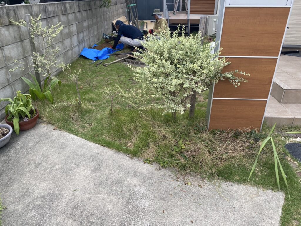 【坂出市A様邸】植栽移設&カーポートやテラス設置中 (株)カインズガーデン|香川県の庭リフォーム工事,エクステリア工事 【坂出市A様邸】植栽移設&カーポートやテラス設置中 (株)カインズガーデン|香川県の庭リフォーム工事,エクステリア工事