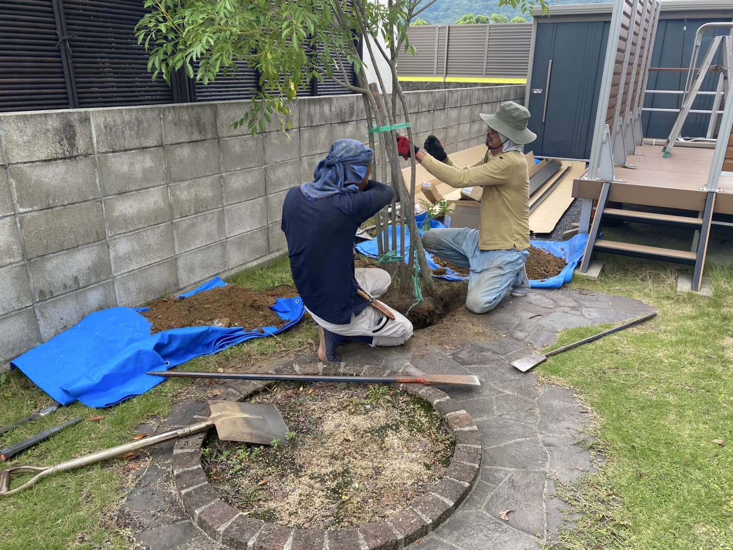 【坂出市Ａ様邸】植栽移設＆カーポートやテラス設置中 (株)カインズガーデン｜香川県の庭リフォーム工事，エクステリア工事