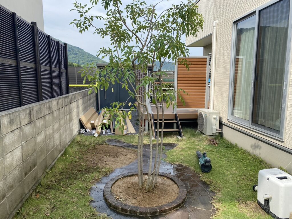 【坂出市Ａ様邸】植栽移設＆カーポートやテラス設置中 (株)カインズガーデン｜香川県の庭リフォーム工事，エクステリア工事