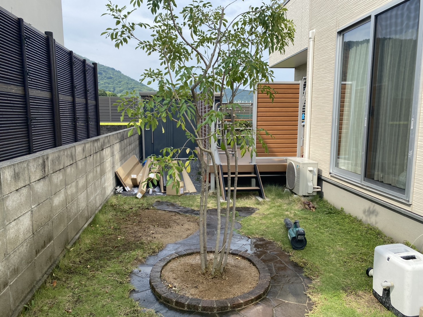 【坂出市A様邸】植栽移設&カーポートやテラス設置中 (株)カインズガーデン|香川県の庭リフォーム工事,エクステリア工事 【坂出市A様邸】植栽移設&カーポートやテラス設置中 (株)カインズガーデン|香川県の庭リフォーム工事,エクステリア工事