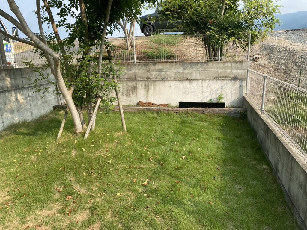 【観音寺市Ｓ様邸】裏庭の庭木撤去・花壇撤去しタクボ物置設置、本日着工⛑ (株)カインズガーデン｜香川県の庭リフォーム工事