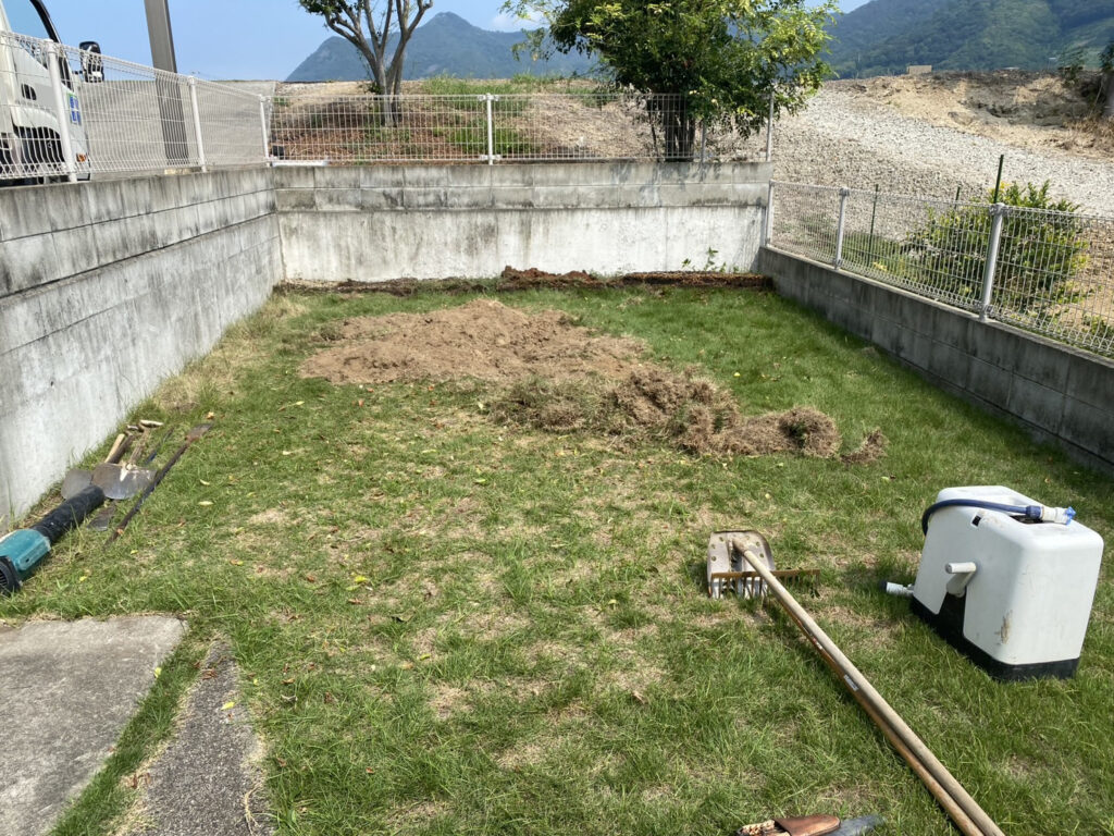 【観音寺市Ｓ様邸】裏庭の庭木撤去・花壇撤去しタクボ物置設置、本日着工⛑ (株)カインズガーデン｜香川県の庭リフォーム工事