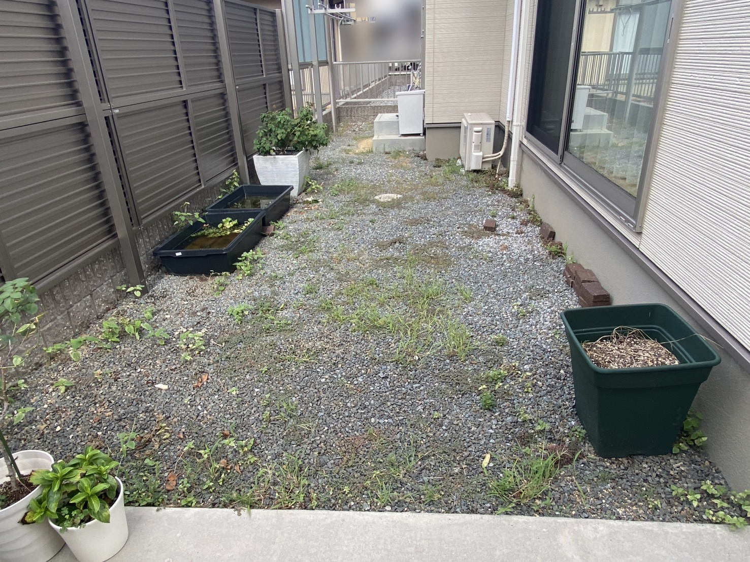 【観音寺市ＳＵ様邸】裏庭の雑草や砂利撤去＆雑草対策工事、本日着工⛑ (株)カインズガーデン｜香川県の雑草対策，庭仕舞い