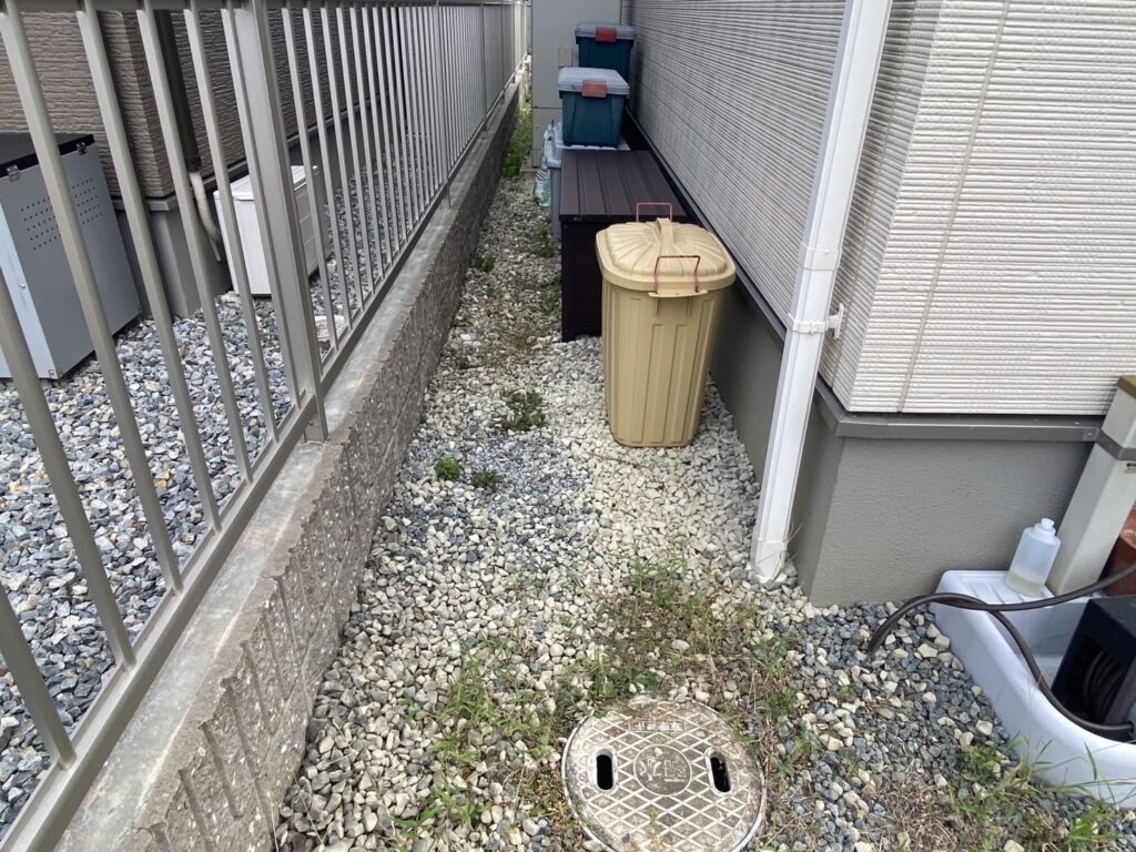 【観音寺市ＳＵ様邸】裏庭の雑草や砂利撤去＆雑草対策工事、本日着工⛑ (株)カインズガーデン｜香川県の雑草対策，庭仕舞い