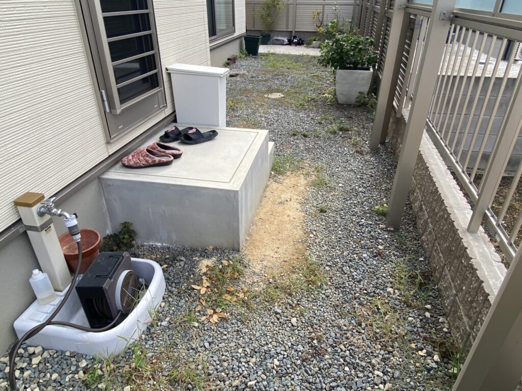 【観音寺市ＳＵ様邸】裏庭の雑草や砂利撤去＆雑草対策工事、本日着工⛑ (株)カインズガーデン｜香川県の雑草対策，庭仕舞い