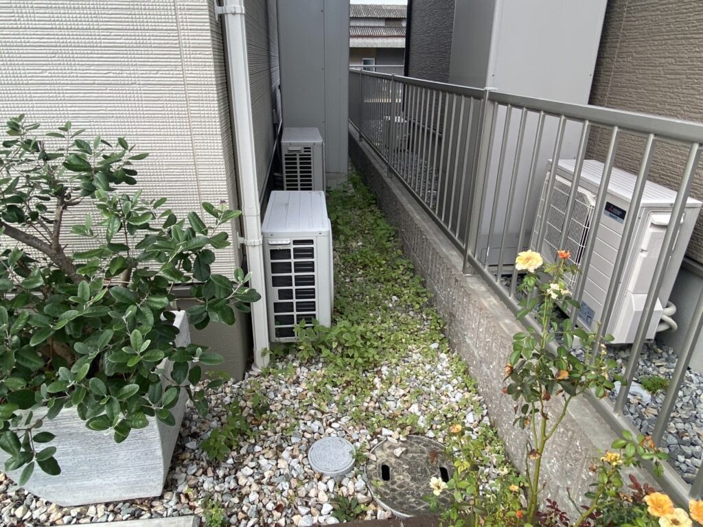 【観音寺市ＳＵ様邸】裏庭の雑草や砂利撤去＆雑草対策工事、本日着工⛑ (株)カインズガーデン｜香川県の雑草対策，庭仕舞い