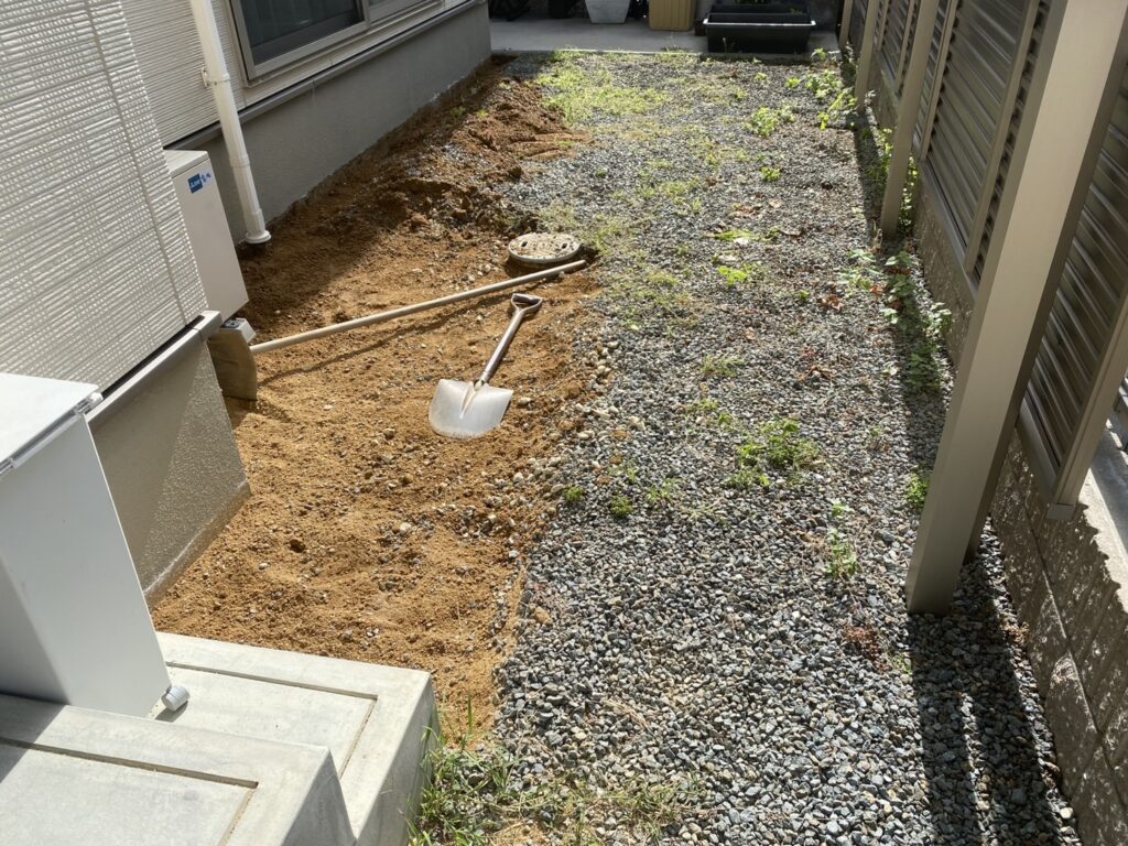 【観音寺市ＳＵ様邸】裏庭の雑草や砂利撤去＆雑草対策工事、本日着工⛑ (株)カインズガーデン｜香川県の雑草対策，庭仕舞い