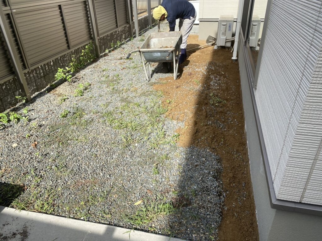 【観音寺市ＳＵ様邸】裏庭の雑草や砂利撤去＆雑草対策工事、本日着工⛑ (株)カインズガーデン｜香川県の雑草対策，庭仕舞い