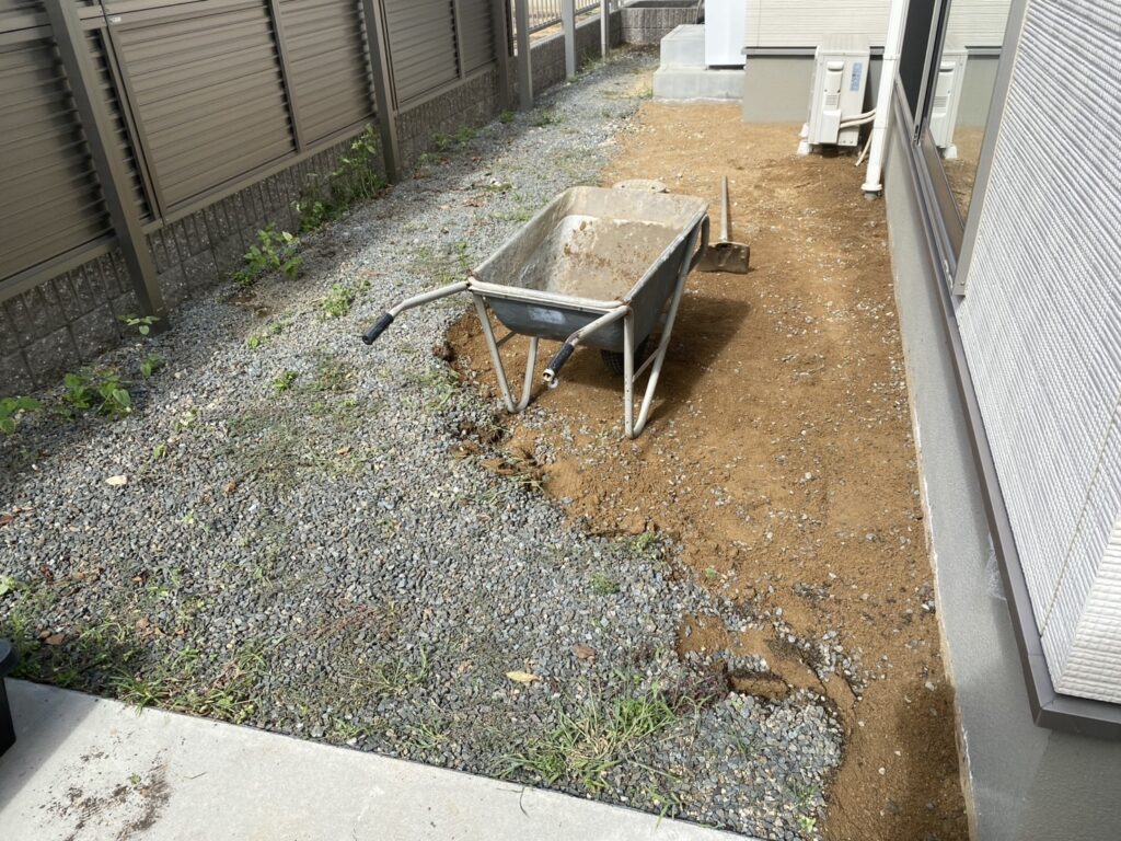 【観音寺市ＳＵ様邸】裏庭の雑草や砂利撤去＆雑草対策工事、本日着工⛑ (株)カインズガーデン｜香川県の雑草対策，庭仕舞い