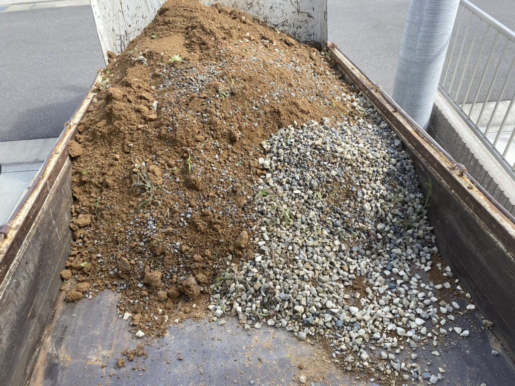 【観音寺市ＳＵ様邸】裏庭の雑草や砂利撤去＆雑草対策工事、本日着工⛑ (株)カインズガーデン｜香川県の雑草対策，庭仕舞い