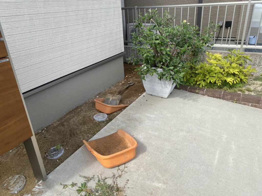 【観音寺市ＳＵ様邸】裏庭の雑草や砂利撤去＆雑草対策工事、本日着工⛑ (株)カインズガーデン｜香川県の雑草対策，庭仕舞い