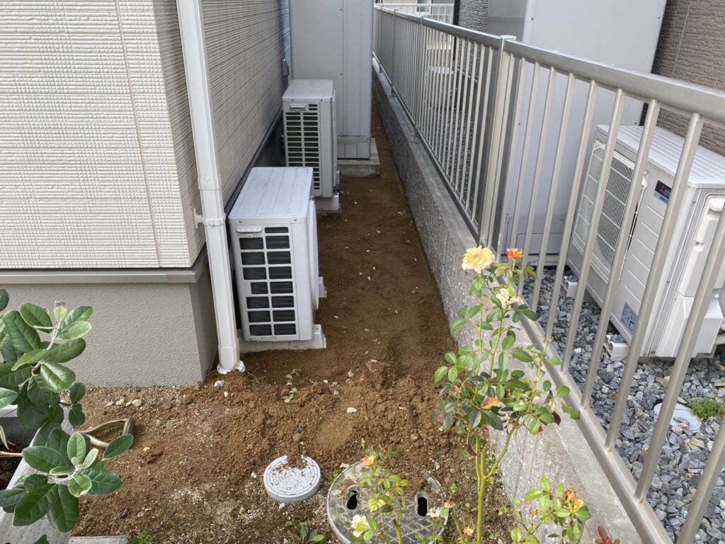 【観音寺市ＳＵ様邸】裏庭の雑草や砂利撤去＆雑草対策工事、本日着工⛑ (株)カインズガーデン｜香川県の雑草対策，庭仕舞い