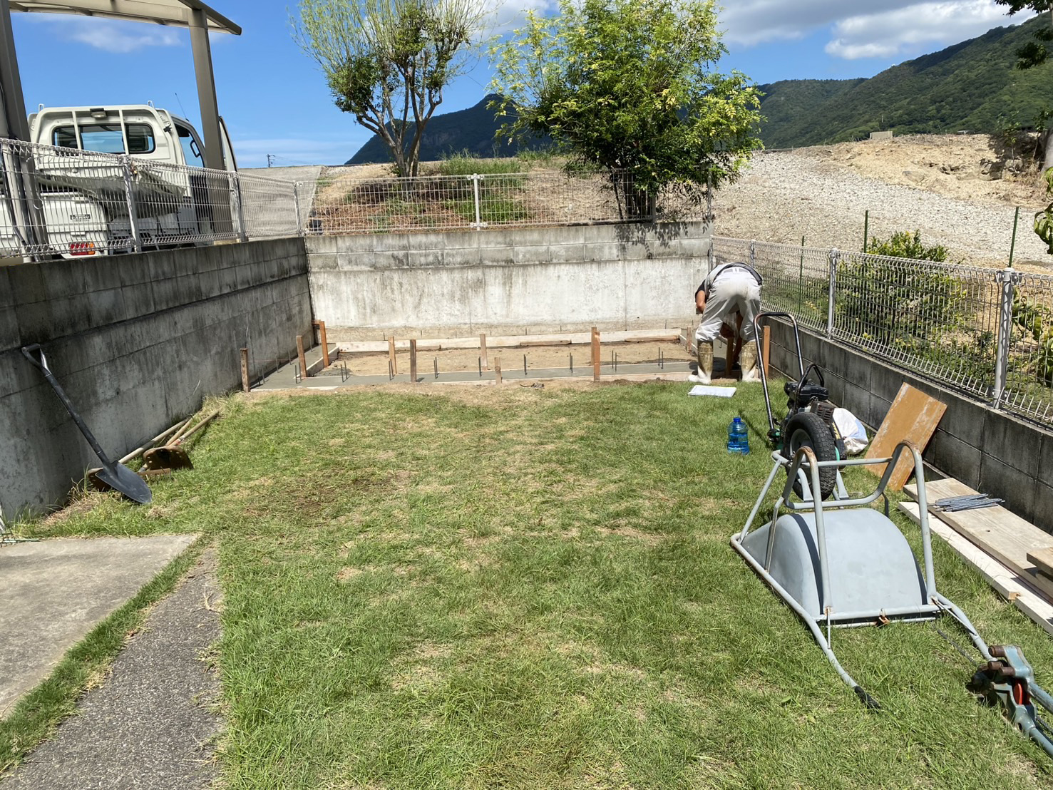 【観音寺市Ｓ様邸】物置設置中｜土台ブロックの下地コンクリート打設 (株)カインズガーデン｜香川県の庭リフォーム工事