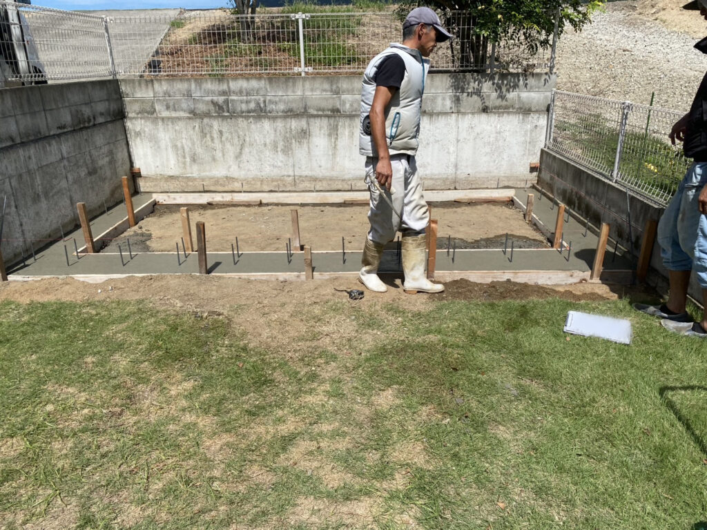 【観音寺市Ｓ様邸】物置設置中｜土台ブロックの下地コンクリート打設 (株)カインズガーデン｜香川県の庭リフォーム工事